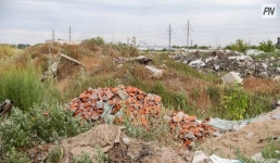 За павлодарским мостом складировали отходы