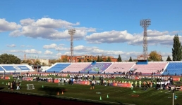 Школьницы Павлодара погоняли мяч на центральном стадионе