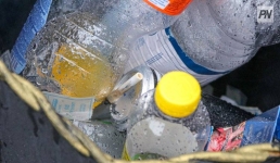 Павлодарца наказали за выброс мусора из окна