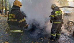 В Павлодаре загорелись автомобиль и скутер