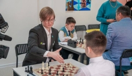 Гроссмейстер Алишер Сулейменов отрыл в павлодарской школе кабинет шахмат