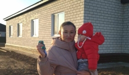 Многодетная щербактинская семья получила ключи от нового дома