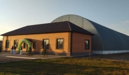 В Шарбакты предприниматель подарил детям хоккейный корт