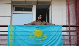 Молодежь Павлодара украсила флагами здания накануне Дня Республики