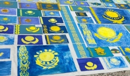 Флаг площадью 12 квадратных метров собрали иртышские школьники