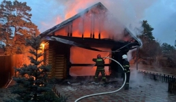 Павлодарские огнеборцы потушили горящую баню