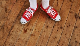 Грабителя в США опознали по яркой обуви