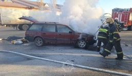 Павлодарские пожарные потушили автомобиль