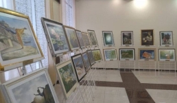 Индийский художник нарисовал пейзажи павлодарских аулов