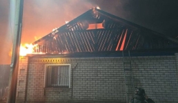 В Павлодаре огонь уничтожил кровлю частного дома