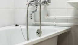 В Аксу спасатели через балкон вошли к пенсионерке