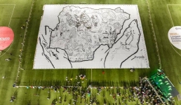 Врач из Нигерии нарисовал гигантскую картину