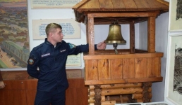 Раритетный пожарный колокол показали павлодарским спасателям