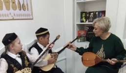 Экибастузцы изучают казахский язык, играя на домбре