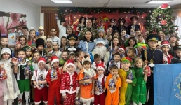 К павлодарцам с подарками пришёл поисковый Дед Мороз