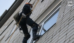 В Павлодаре спасатели влезли в окно к одинокому пенсионеру