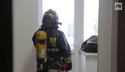Двух человек эвакуировали из горящей квартиры в Павлодаре
