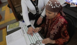 Незрячая павлодарка помогает слепым «прочитать» музыку