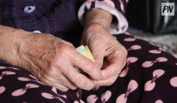 Павлодарскую пенсионерку ограбили в подъезде