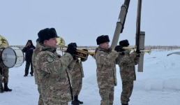 В Сычевке военный оркестр выступил под окнами дома ветерана