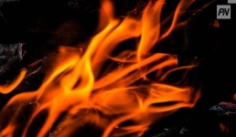 В Павлодаре объятое пламенем авто попало на видео