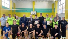 Солдаты схлестнулись с павлодарскими педагогами в спортзале