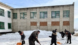 Отцы и дети вывезли из Иртышского района снег весом с синего кита