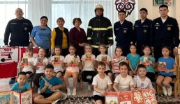 Павлодарские дошколята примерили шлемы пожарных