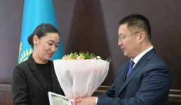 Асаин Байханов поздравил работниц промышленных предприятий региона