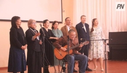 Павлодарские журналисты спели одиноким пенсионерам