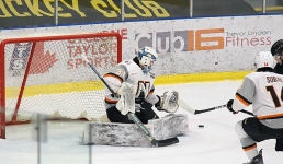 Вратарь из Экибастуза подарил «сухарь» канадцам