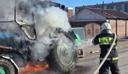В Экибастузе пожарные оперативно потушили горящий трактор