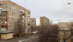 Жильцы павлодарской многоэтажки попросили отремонтировать крышу: что ответил аким