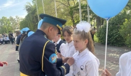 Активистам школ Павлодарской области надели значки