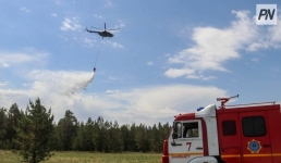 Аккулы укрыли водной завесой с вертолётов для условного пожара