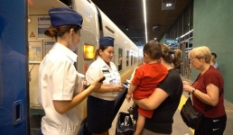 Казахстанцам напомнили о правилах перевозки детей в поезде