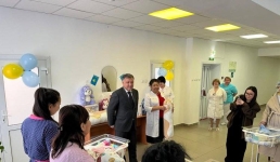 В Павлодаре младенцы получили подарки в первые дни жизни