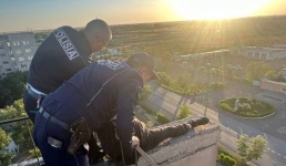 Полицейские Экибастуза сняли мужчину с крыши многоэтажки