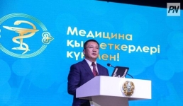 Аким Павлодарской области поклонился людям в белых халатах