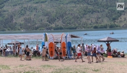 В Майском районе выпускники школы подарили лучшим ученикам путевки