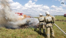Экибастузские пожарные потушили сухую траву