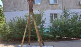 Жители Аксу пожаловались на качество новостройки, на которую в ураган упал кран