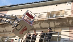 В Павлодаре загорелись два этажа жилого дома