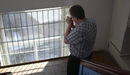 Павлодарец покурил в подъезде и получил штраф