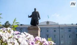 В Павлодаре к памятнику Абая возложили цветы