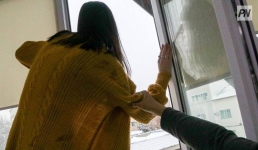 В Павлодаре женщина упала с большой высоты