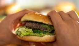 Повар из Нью-Йорка приготовила бургер для кошек