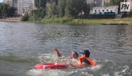 В Павлодаре ночью человека вытащили из воды