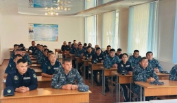 Экибастузские полицейские обучили солдат правилам безопасности в интернете