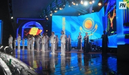 Павлодарцы отметили важную дату в истории страны, несмотря на дождь